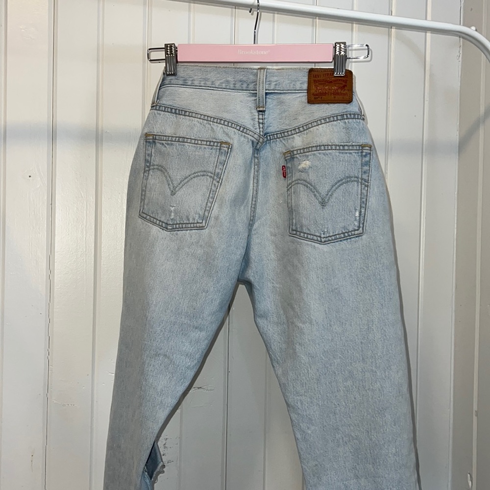 Levi’s light wash, low rise denim boyfriend, jeans. size 25!